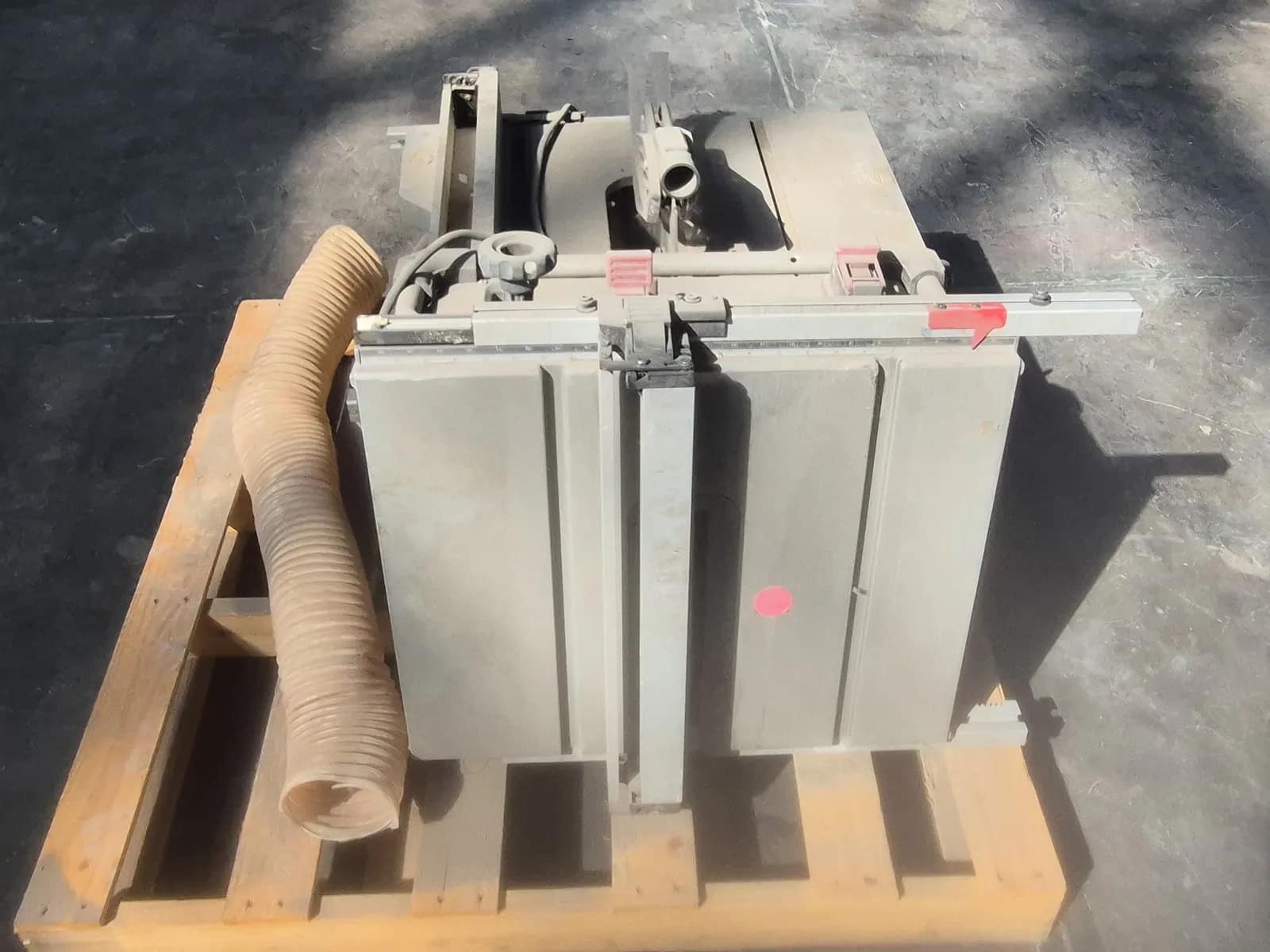 Contents Of Pallet: (1)Skilsaw Heavy-Duty Worm Drive Table Saw, (1) DeWalt Table Saw Blade Guard And Riving Knife Assembly, photo 2 of 6