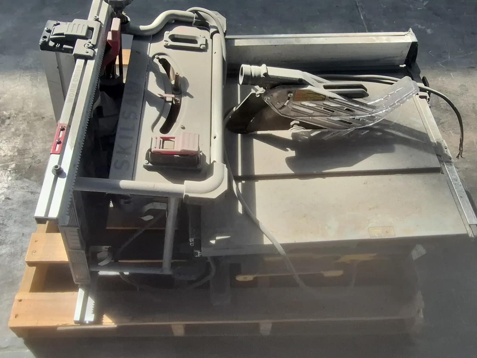 Contents Of Pallet: (1)Skilsaw Heavy-Duty Worm Drive Table Saw, (1) DeWalt Table Saw Blade Guard And Riving Knife Assembly, photo 4 of 6