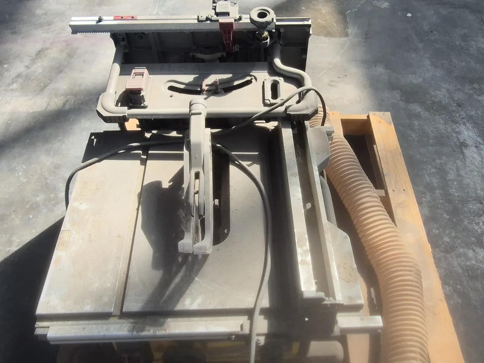 Contents Of Pallet: (1)Skilsaw Heavy-Duty Worm Drive Table Saw, (1) DeWalt Table Saw Blade Guard And Riving Knife Assembly, photo 3 of 6