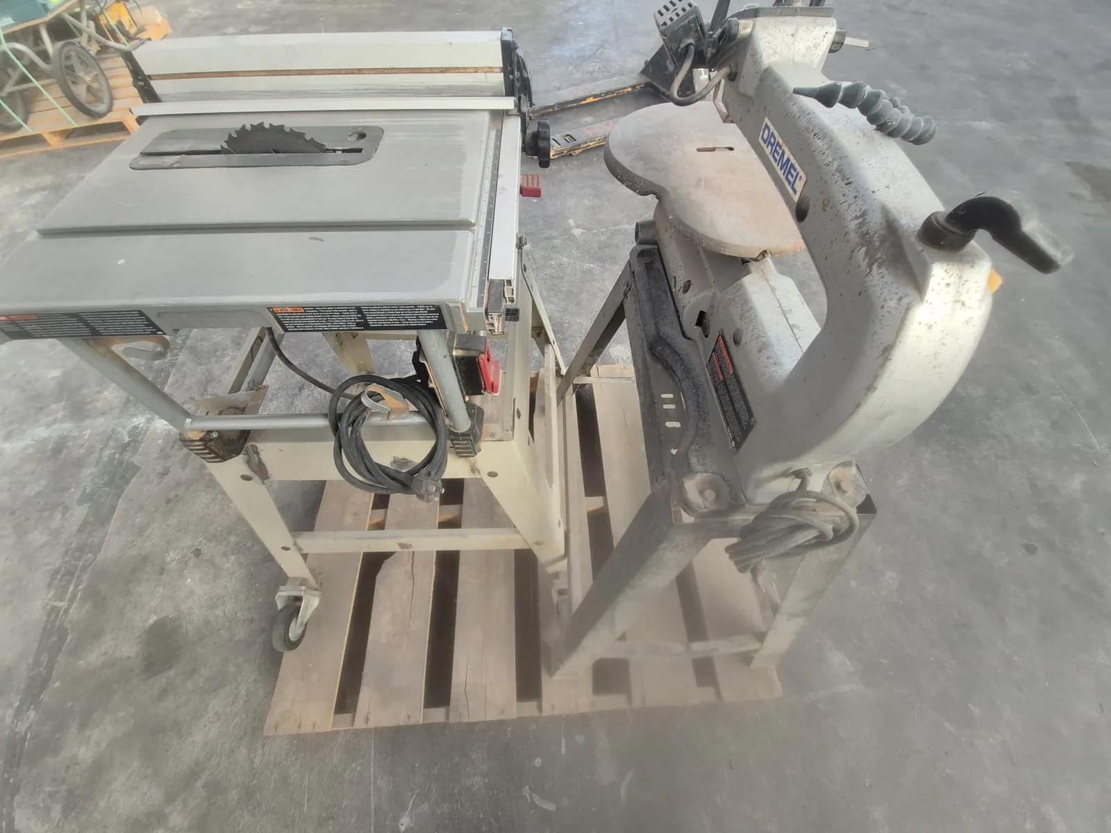Contents Of Pallet: (1) Dremel 1680 16-inch Variable Speed Scroll Saw (1) Delta Model 36-600 10-inch Compact Cast-Iron Table Saw, photo 3 of 4