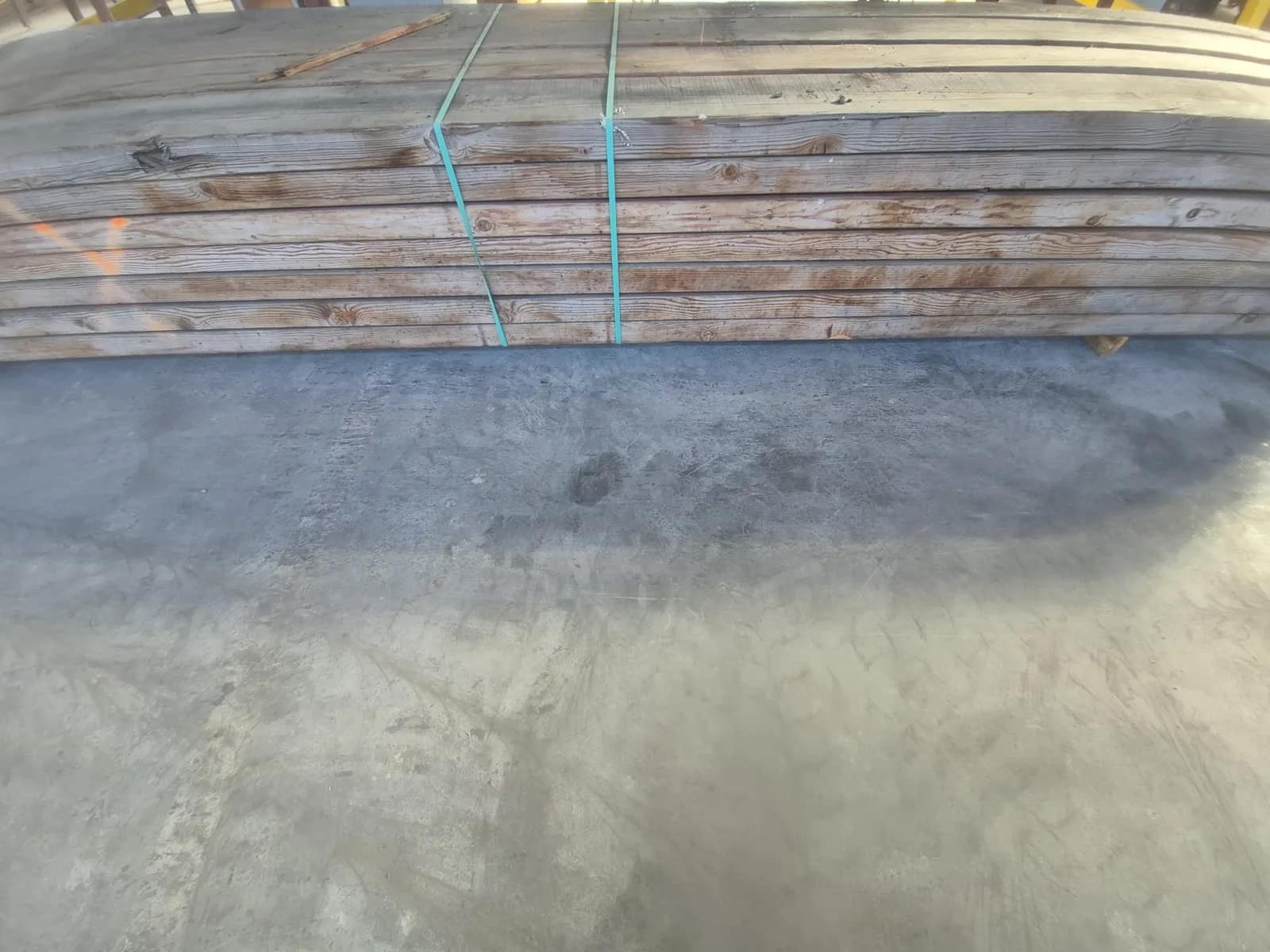 1-bundle-of-weathered-wooden-planks-mva4stym