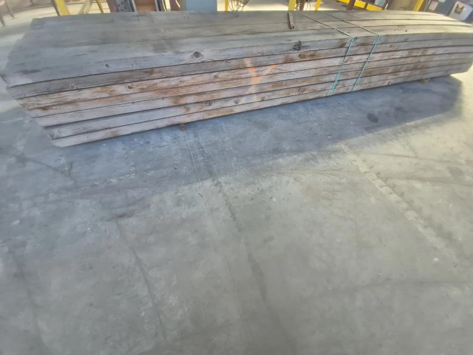 (1) Bundle Of Weathered Wooden Planks, photo 2 of 4
