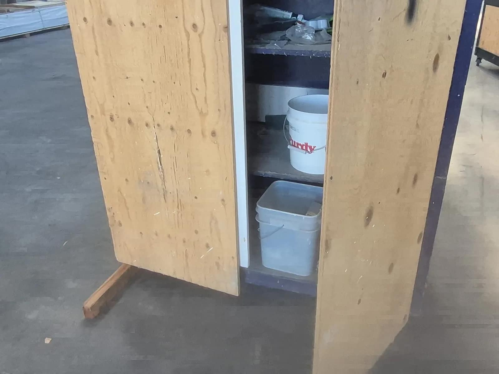 (1) Storage Cabinet With Shelves And Assorted Contents, photo 6 of 6