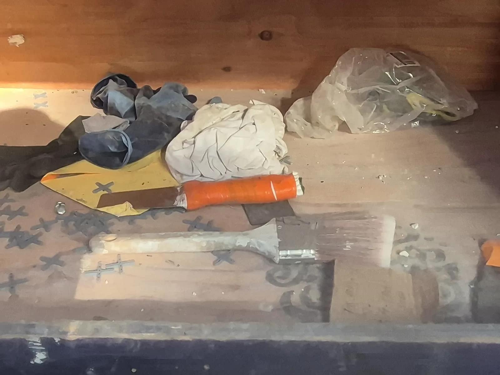(1) Wooden Storage Cabinet With Miscellaneous Items Inside, photo 2 of 5
