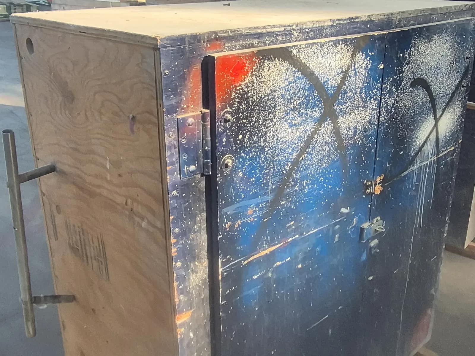 (1) Wooden Storage Cabinet With Miscellaneous Items Inside, photo 5 of 5