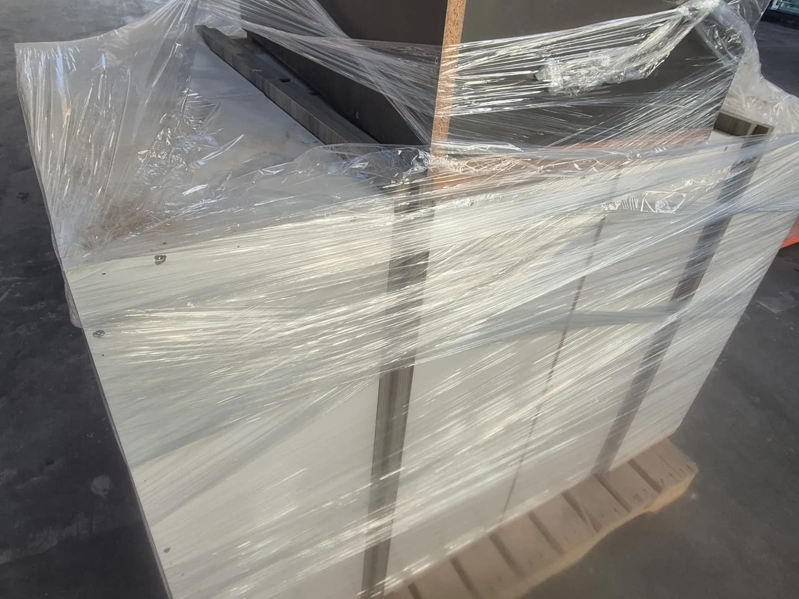Contents Of Pallet: Assortment Of Upper Cabinet, photo 4 of 7