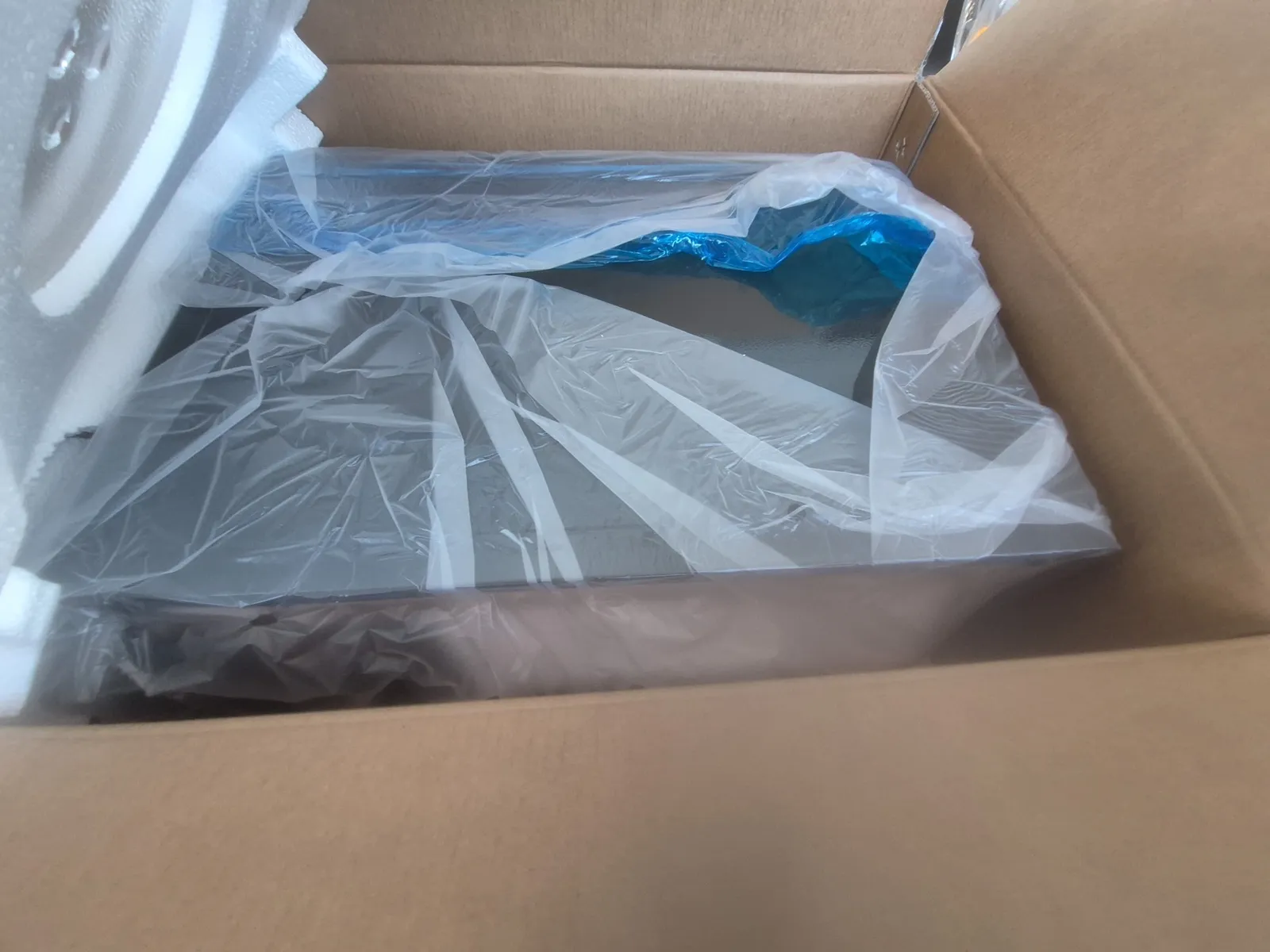 (1) Countertop Microwave Oven, photo 4 of 4