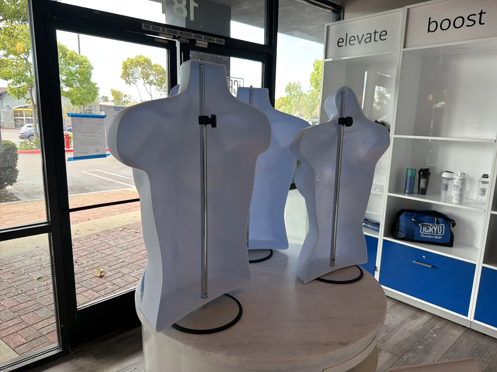 (4) Mannequins, photo 3 of 5