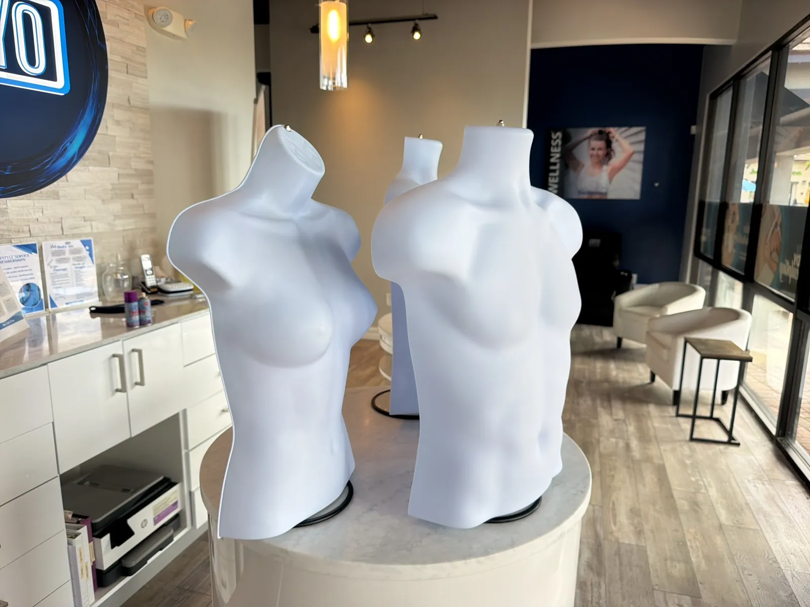 (4) Mannequins, photo 5 of 5