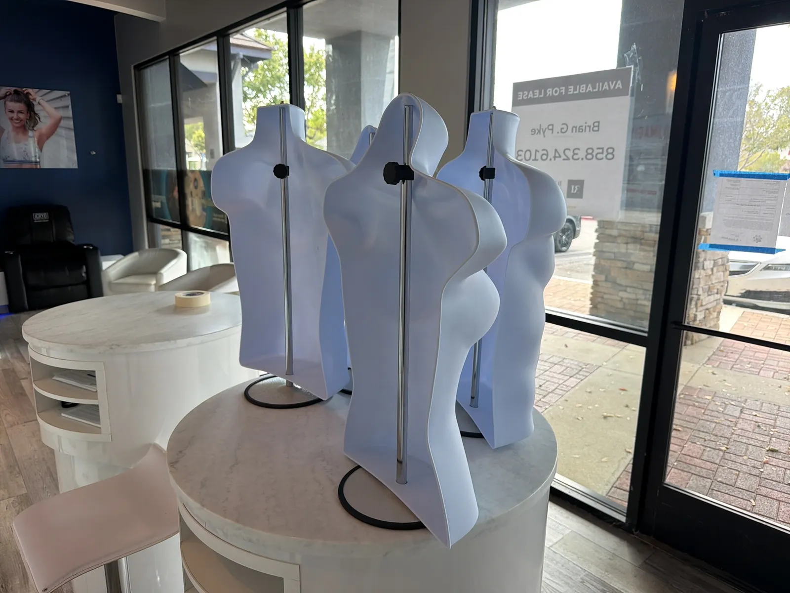 (4) Mannequins, photo 4 of 5