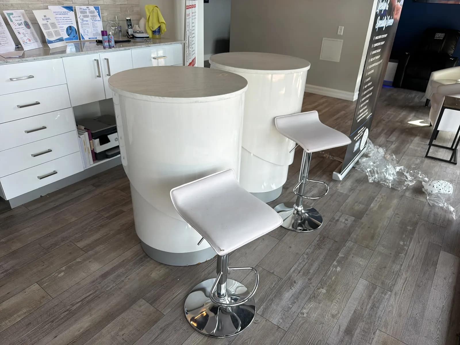 2-round-tables-and-2-high-chairs-mvh6w5jn