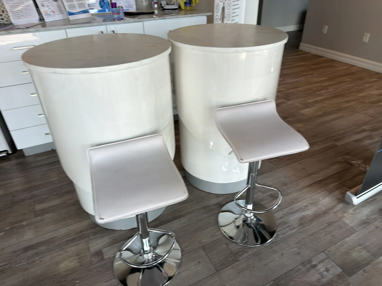(2) Round Tables And (2) High Chairs, photo 3 of 8