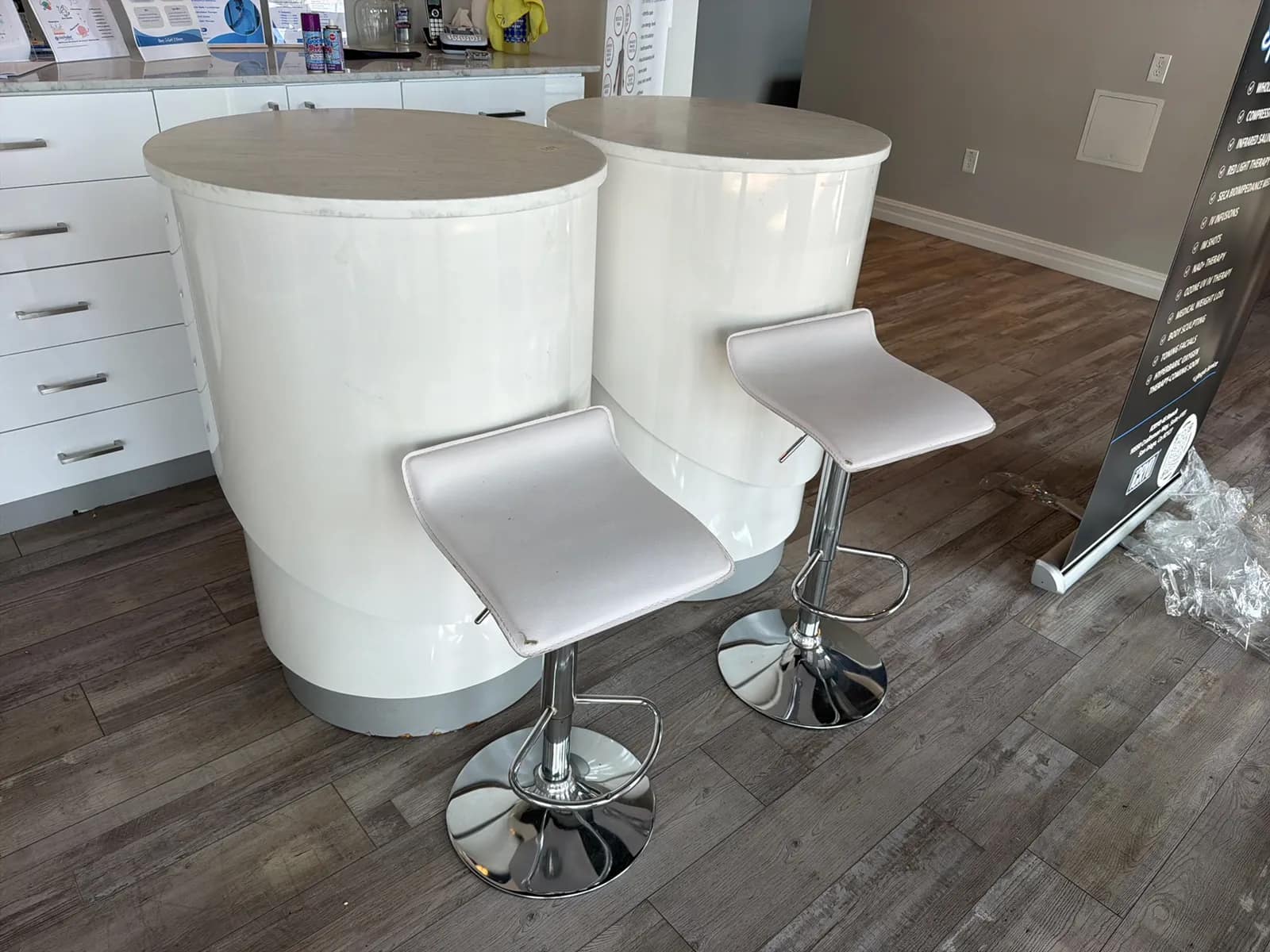 (2) Round Tables And (2) High Chairs, photo 4 of 8