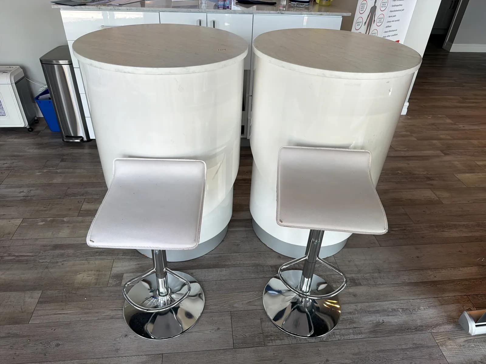 (2) Round Tables And (2) High Chairs, photo 2 of 8