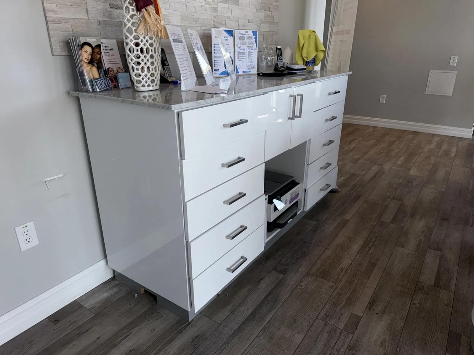 cabinet-with-contents-mvh6wur5