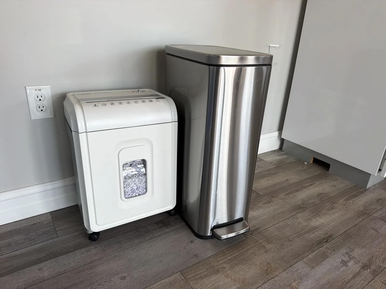Trash Can And Paper Shredder, photo 3 of 4