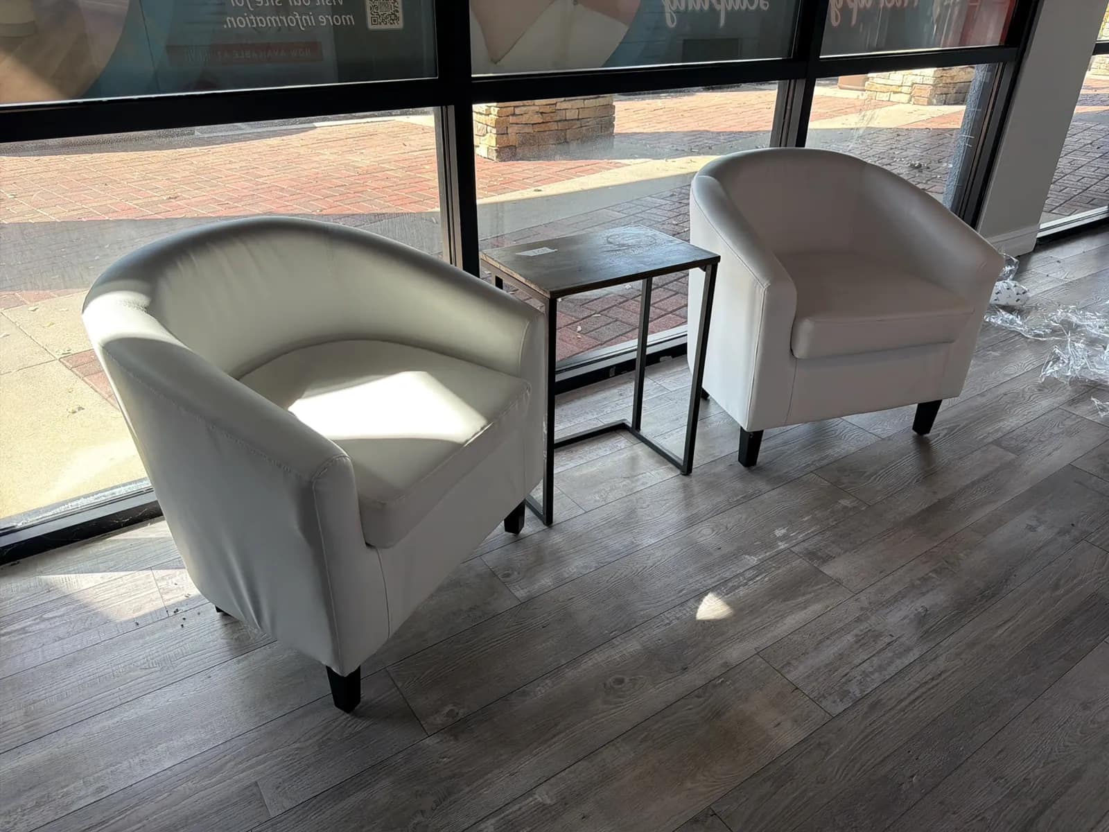 2-chairs-and-arm-table-mvh6xdza