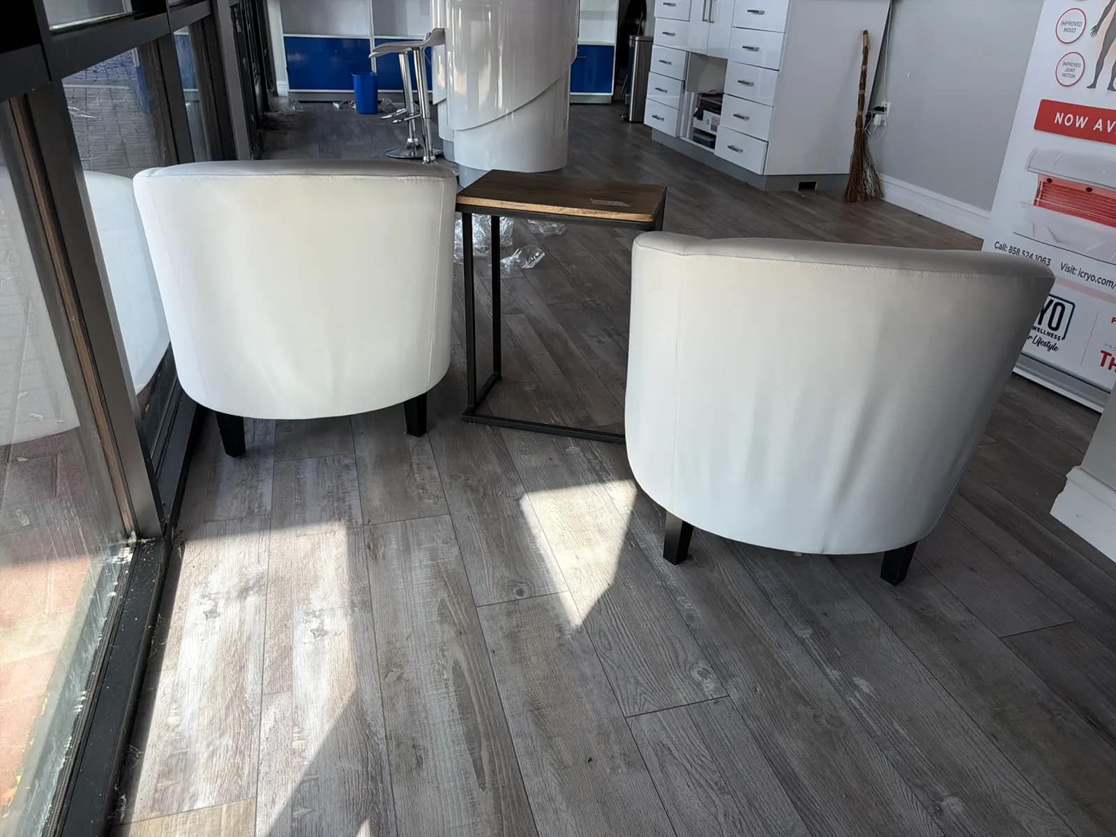 (2) Chairs And Arm Table, photo 7 of 7