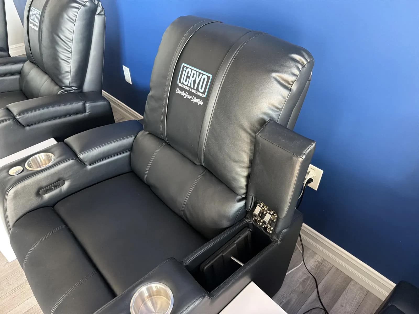 (1) Electric Recliner Chair, photo 4 of 7