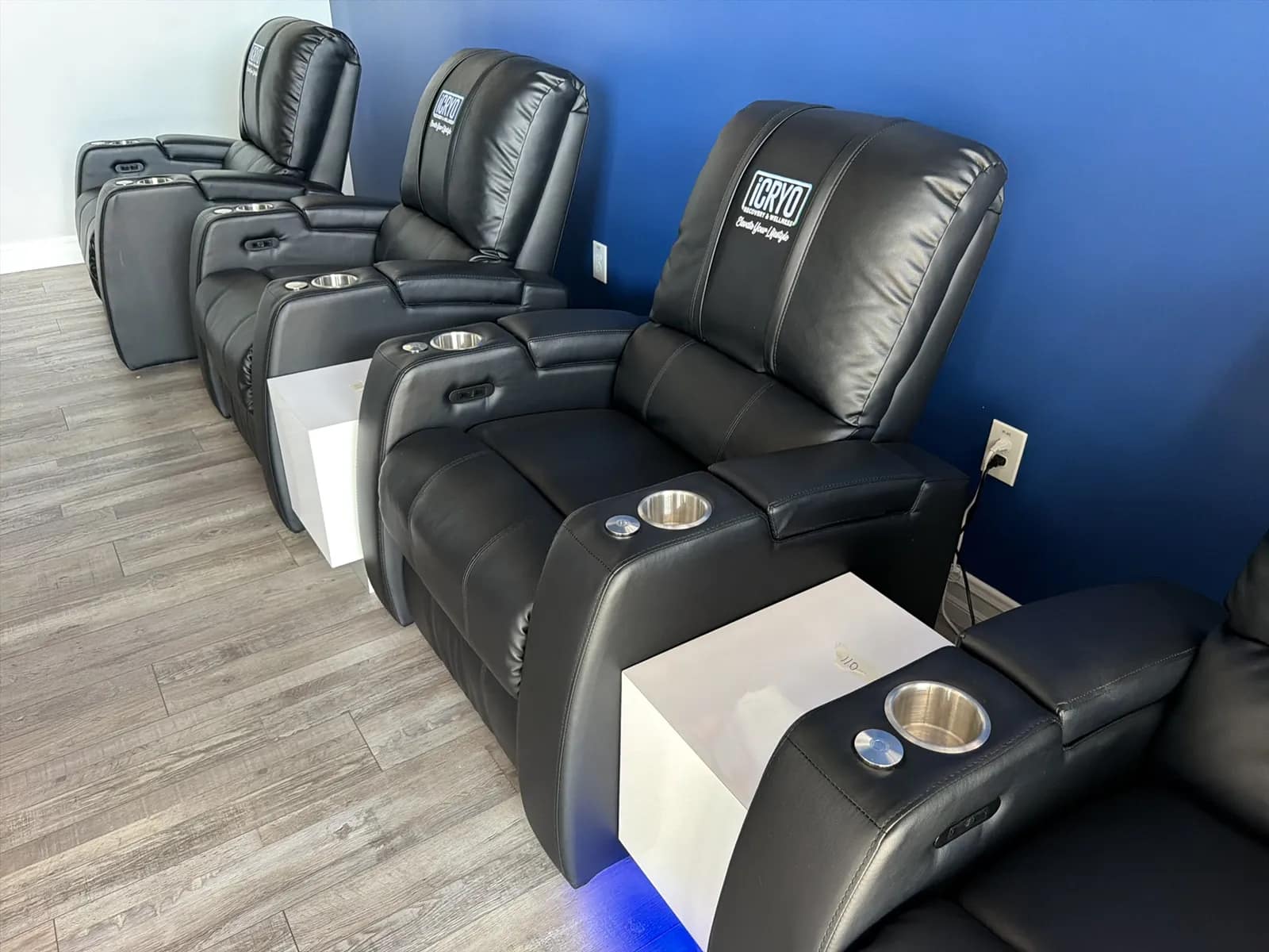 (1) Electric Recliner Chair, photo 3 of 7