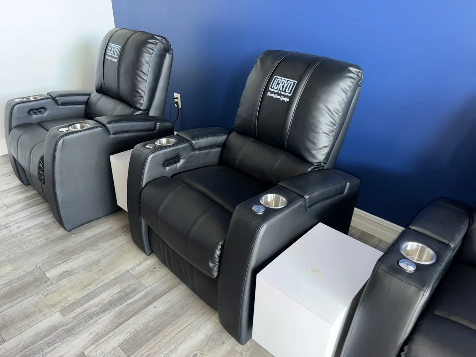 (1) Electric Recliner Chair, photo 2 of 6