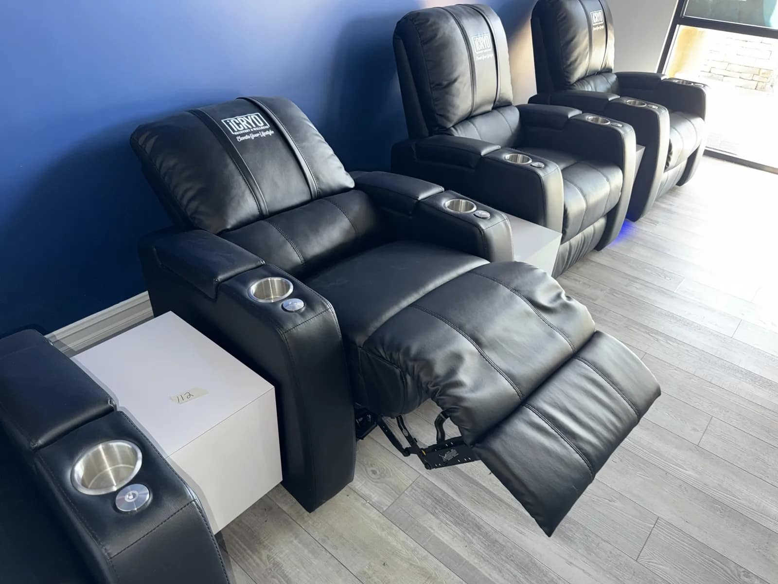 (1) Electric Recliner Chair, photo 5 of 6