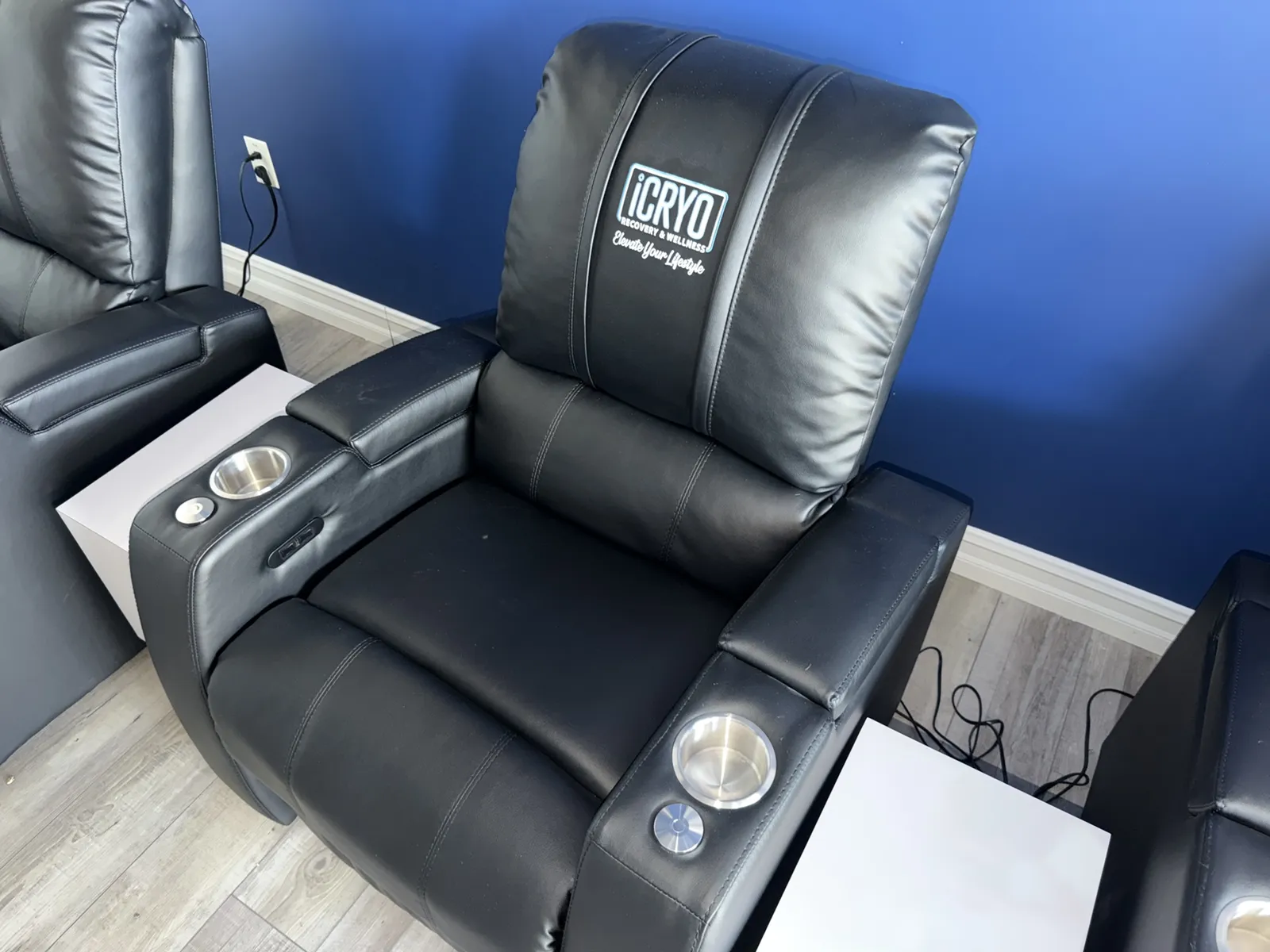 (1) Electric Recliner Chair, photo 3 of 6