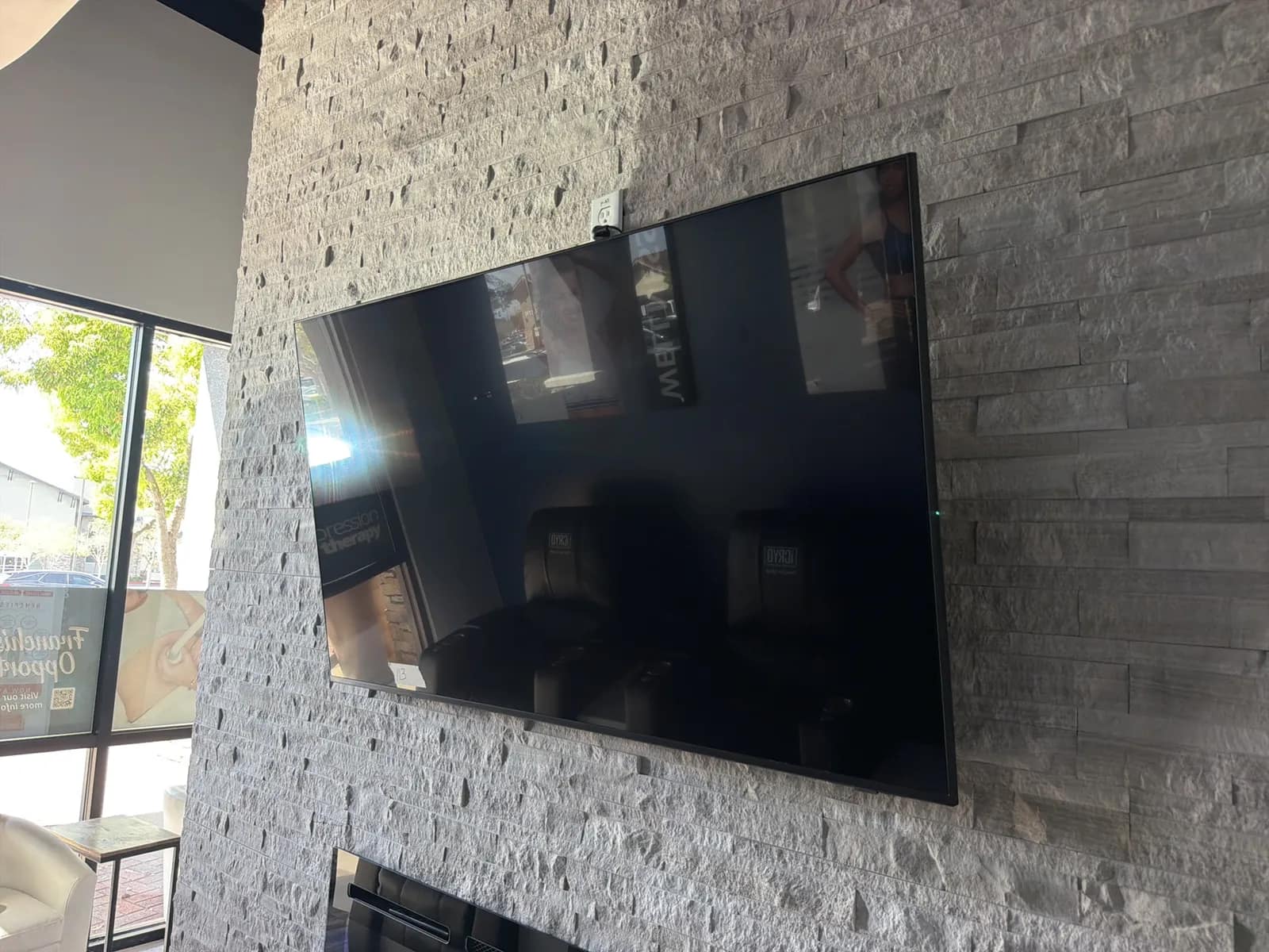 TV with Wall Mount, photo 3 of 5