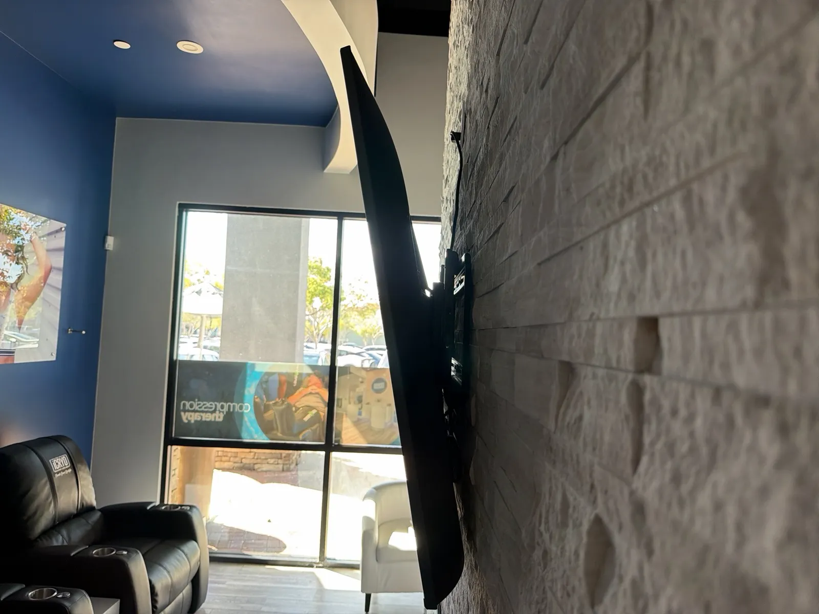 TV with Wall Mount, photo 4 of 5