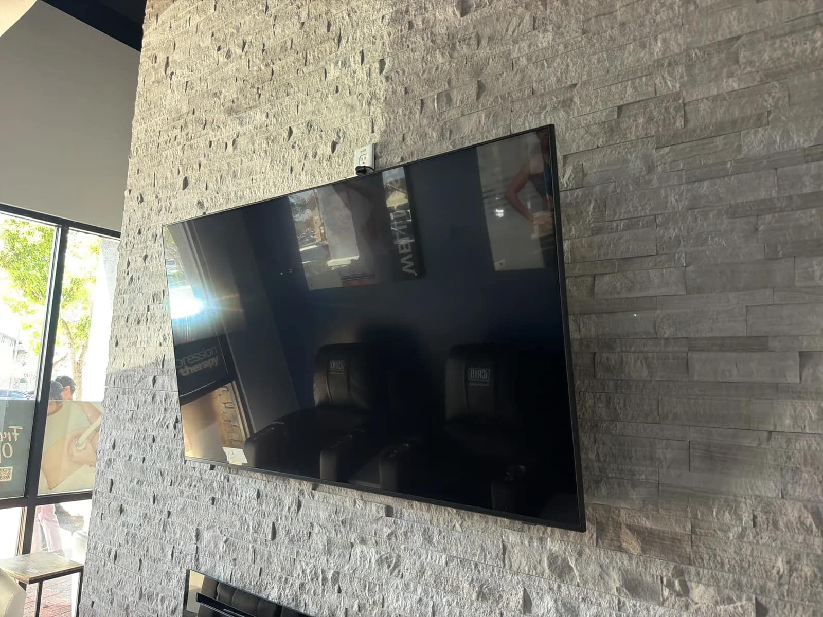 TV with Wall Mount, photo 2 of 5