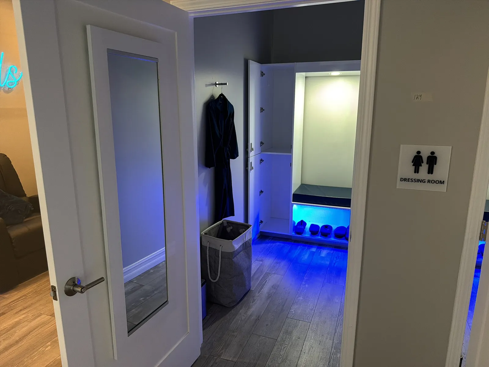 contents-of-room-robe-slippers-laundry-basket-trash-can-mirror-mvh73d9i