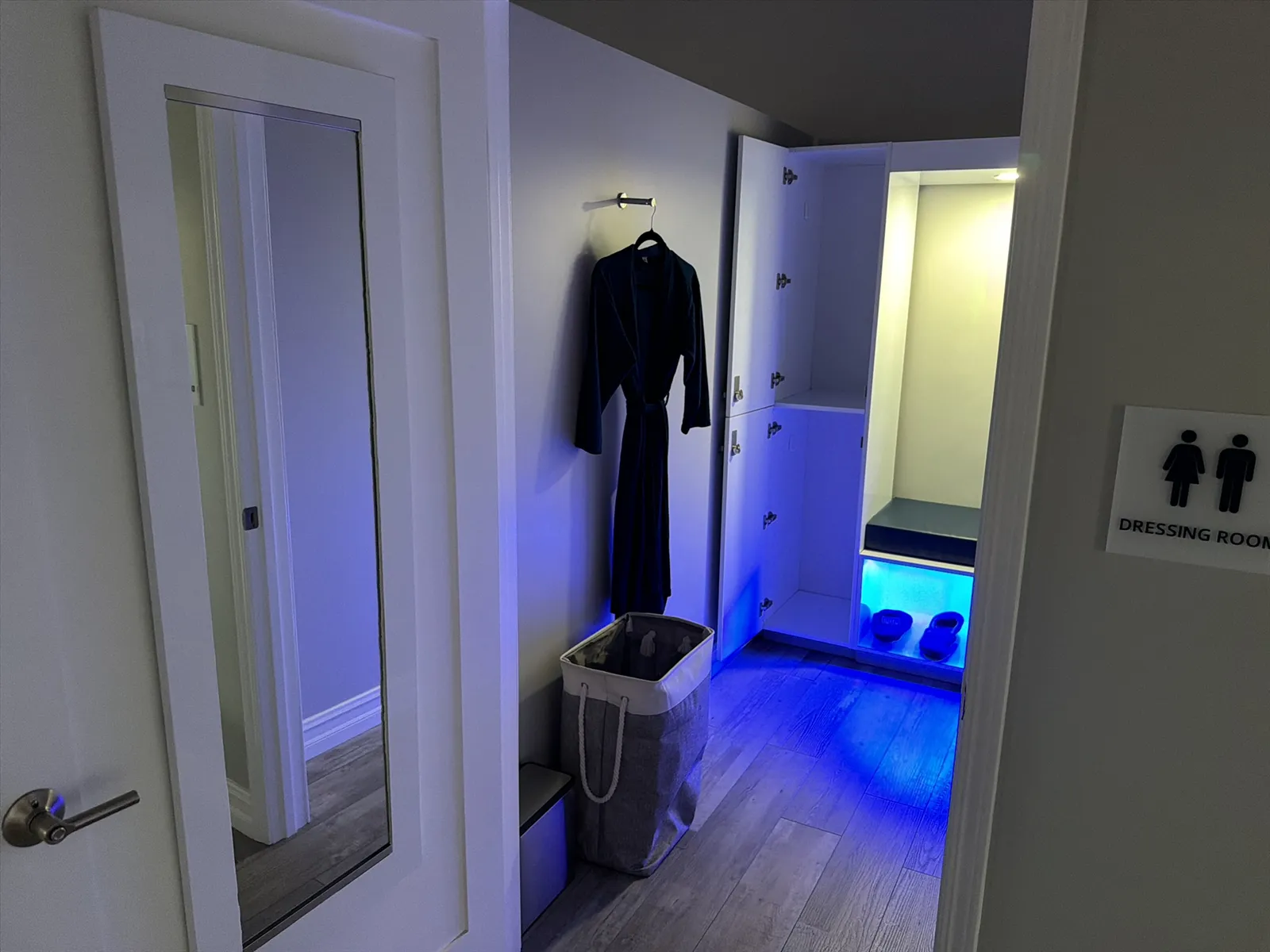 Contents of Room: Robe, Slippers, Laundry Basket, Trash Can, Mirror, photo 5 of 6