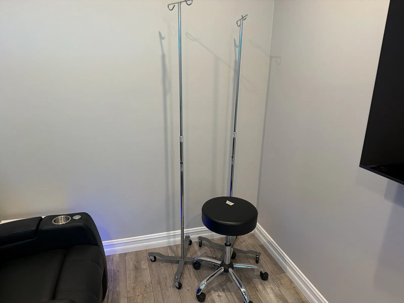 iv-bag-stands-and-roller-chair-f4a932