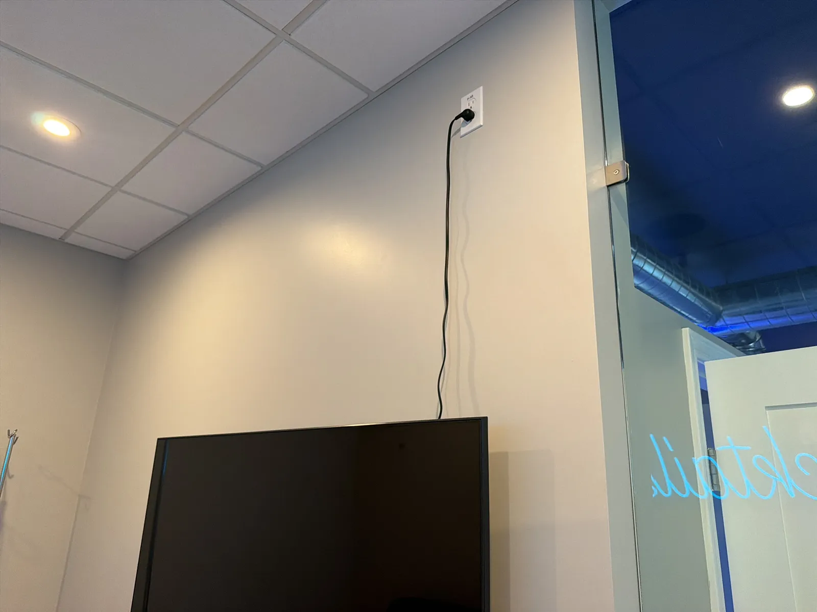 TV with Wall Mount, photo 3 of 5