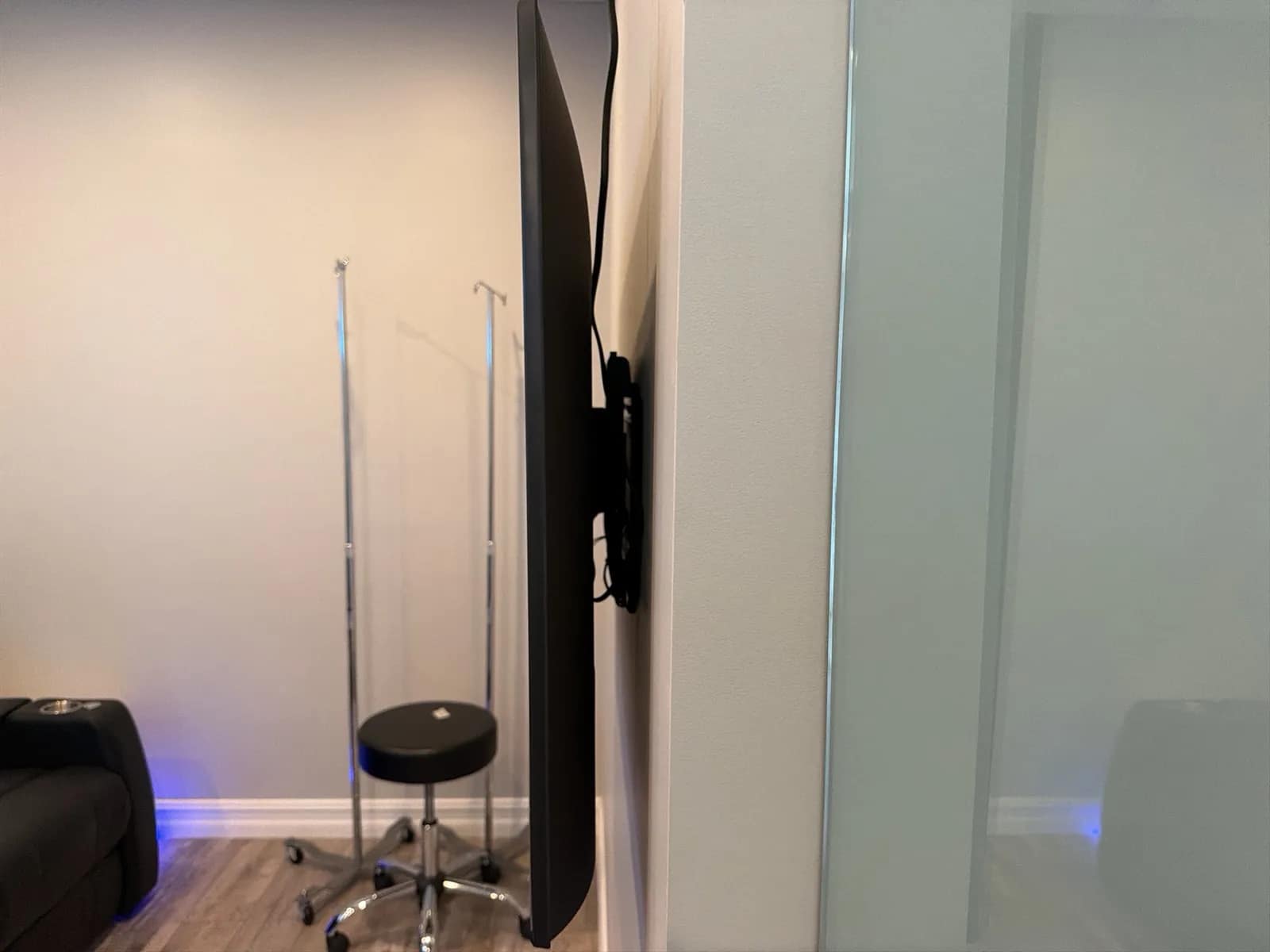 TV with Wall Mount, photo 4 of 5