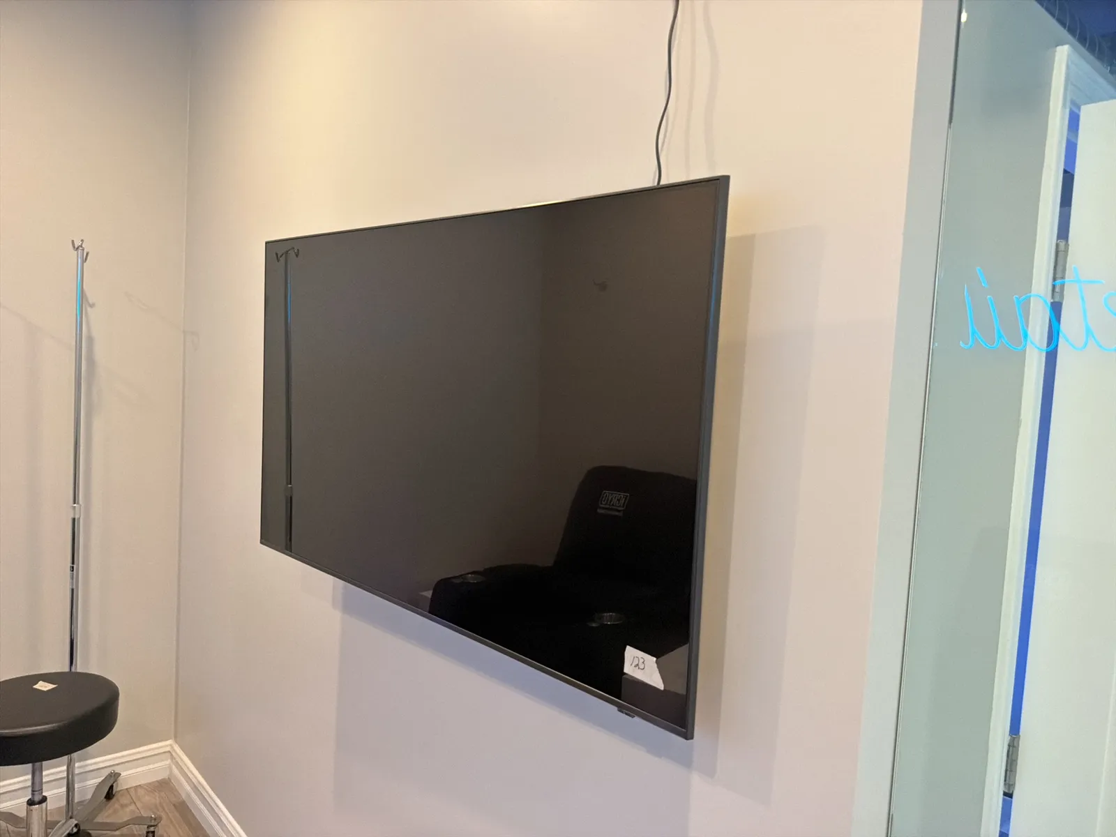 TV with Wall Mount, photo 2 of 5