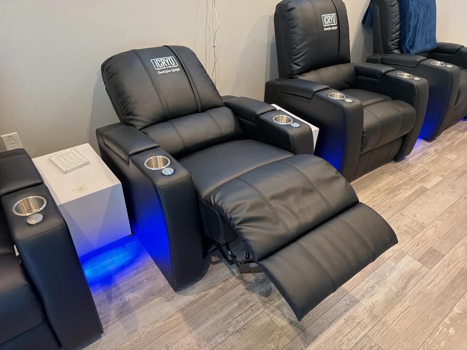 (1) Electric Recliner Chair, photo 5 of 6
