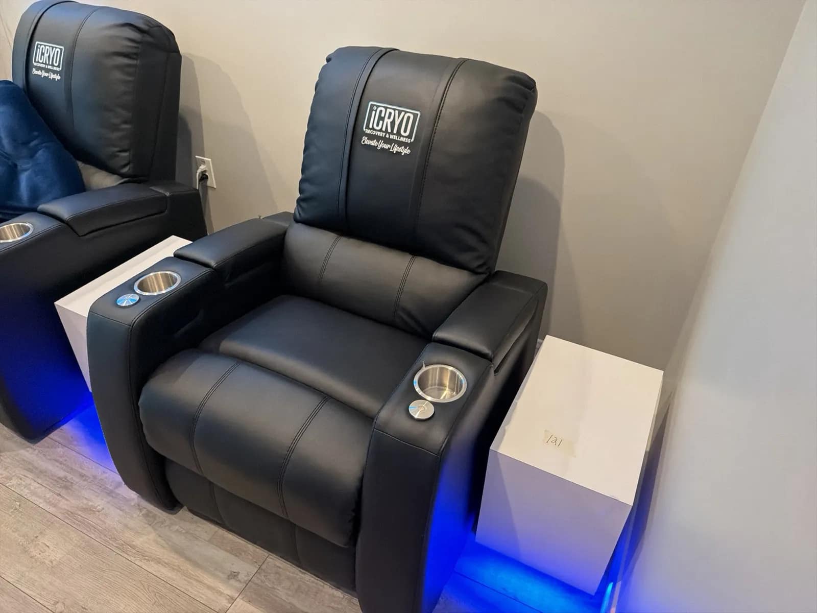 (1) Electric Recliner Chair, photo 3 of 6