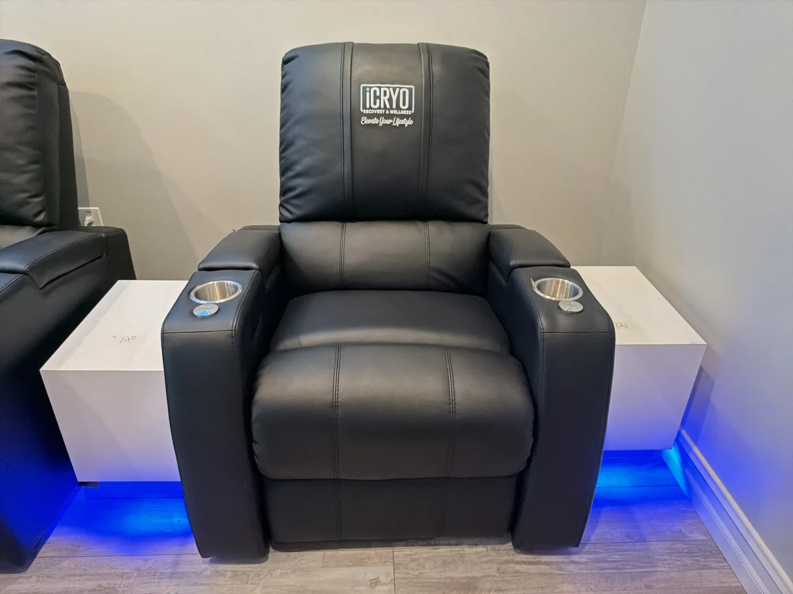 (1) Electric Recliner Chair, photo 4 of 6