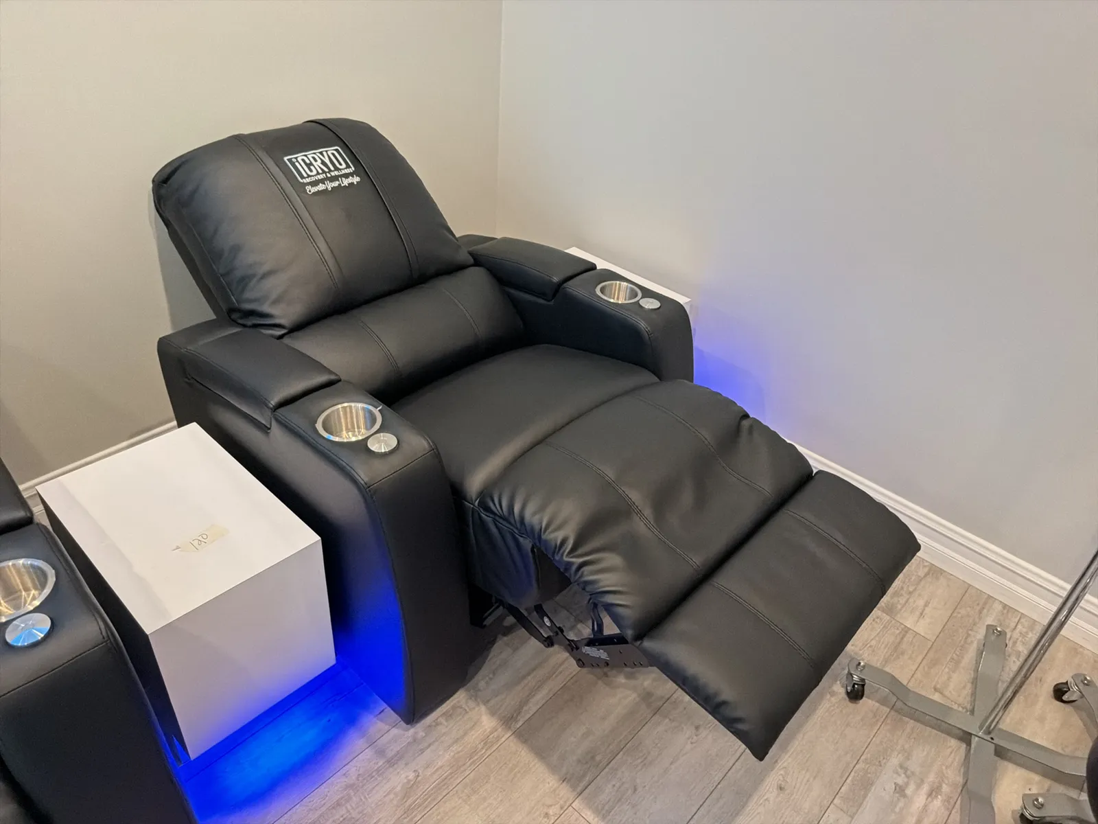 (1) Electric Recliner Chair, photo 5 of 6