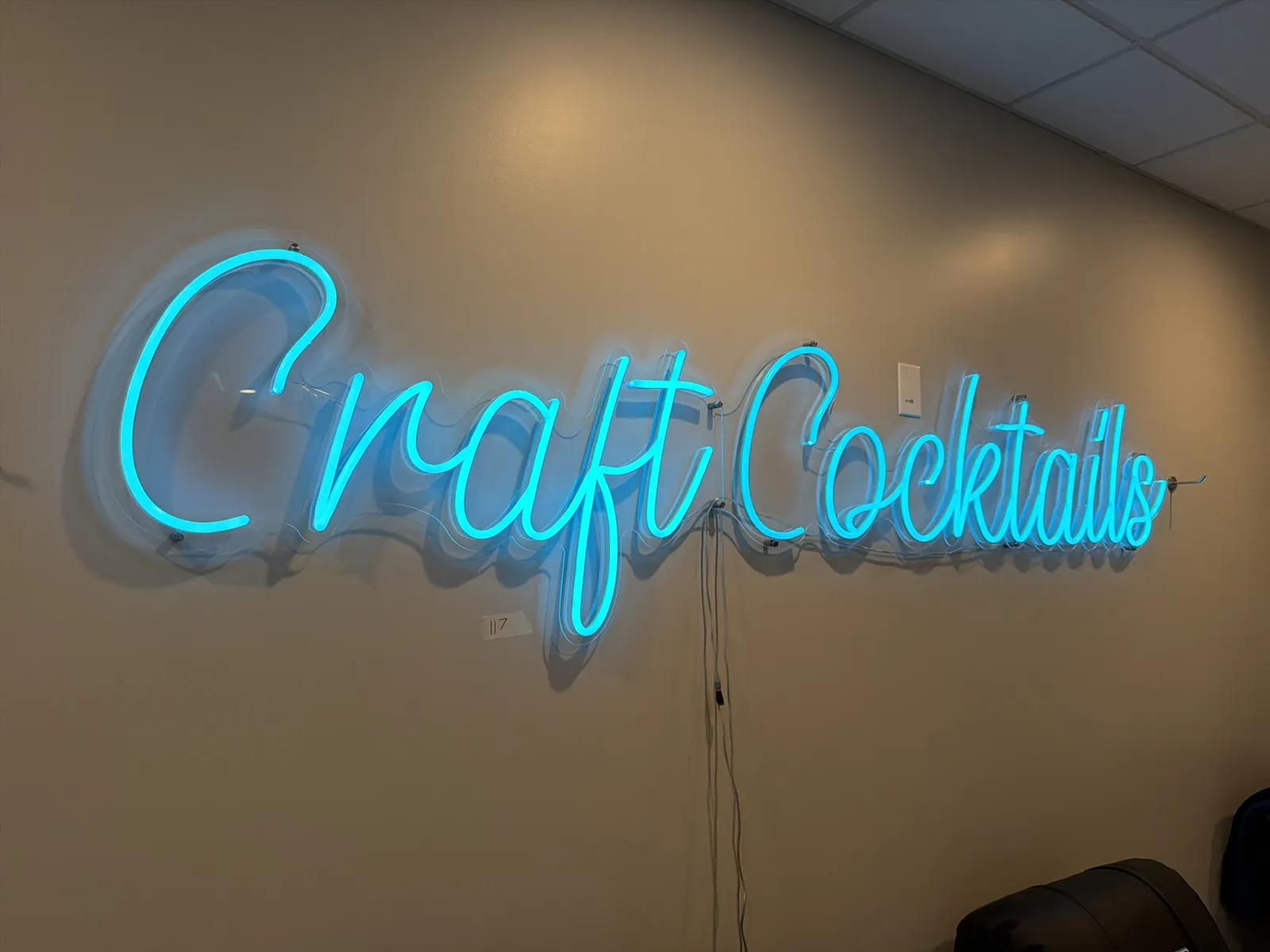 craft-cocktails-neon-sign-mvh74uib