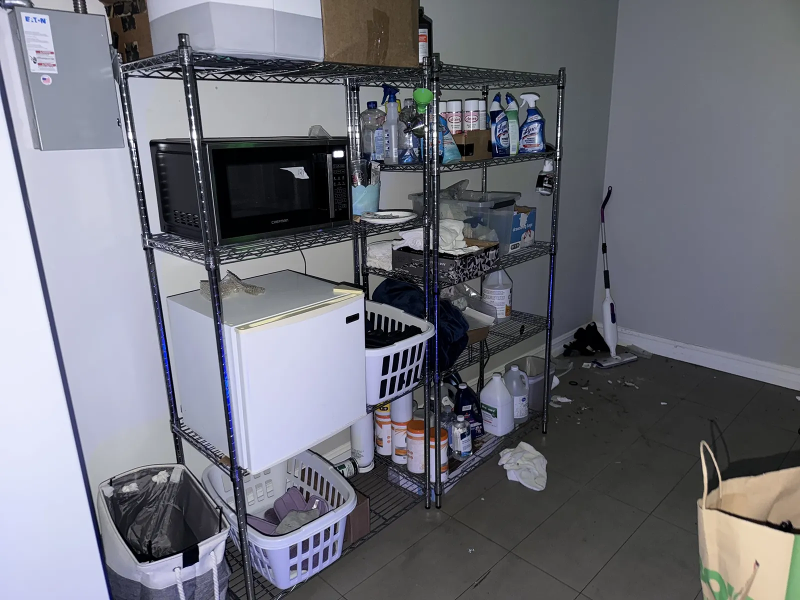 metro-style-wire-racks-with-contents-mvh7az6h
