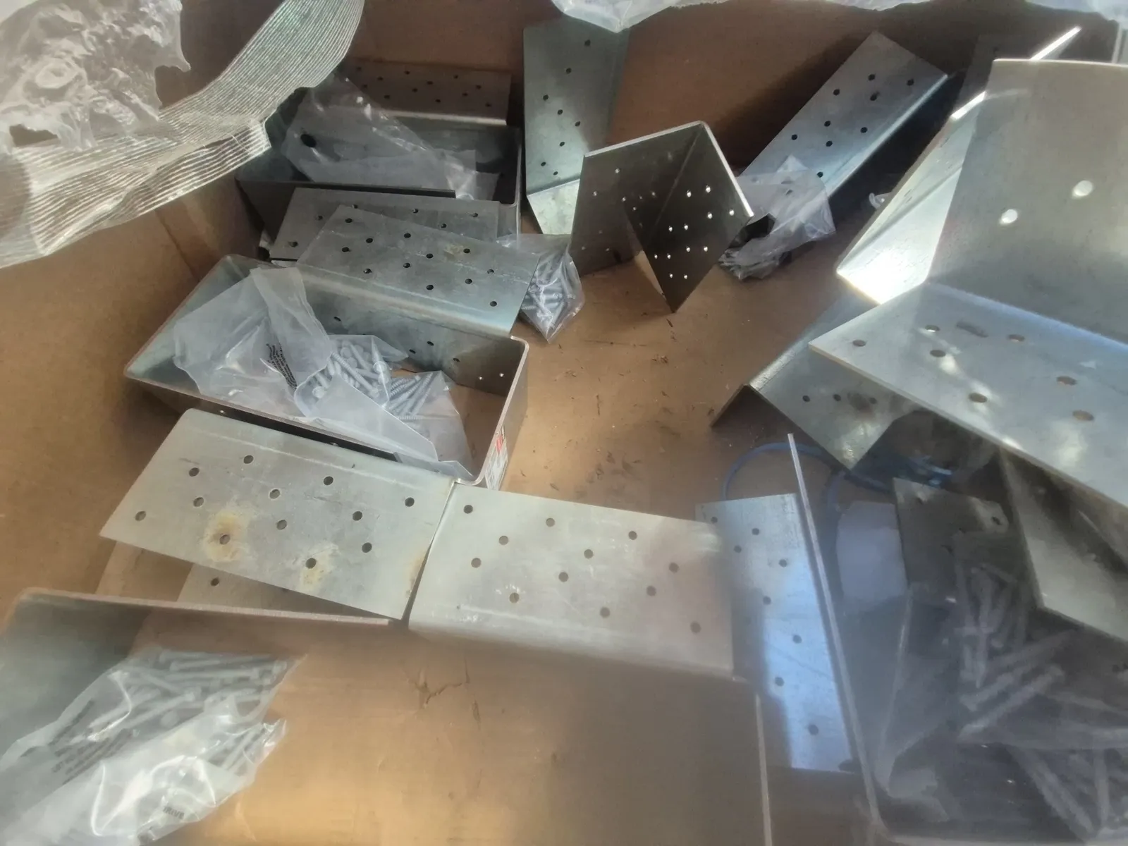 Contents Of Pallet: Assortment Of Simpson Strong-Tie CCQ Column Cap, photo 3 of 3