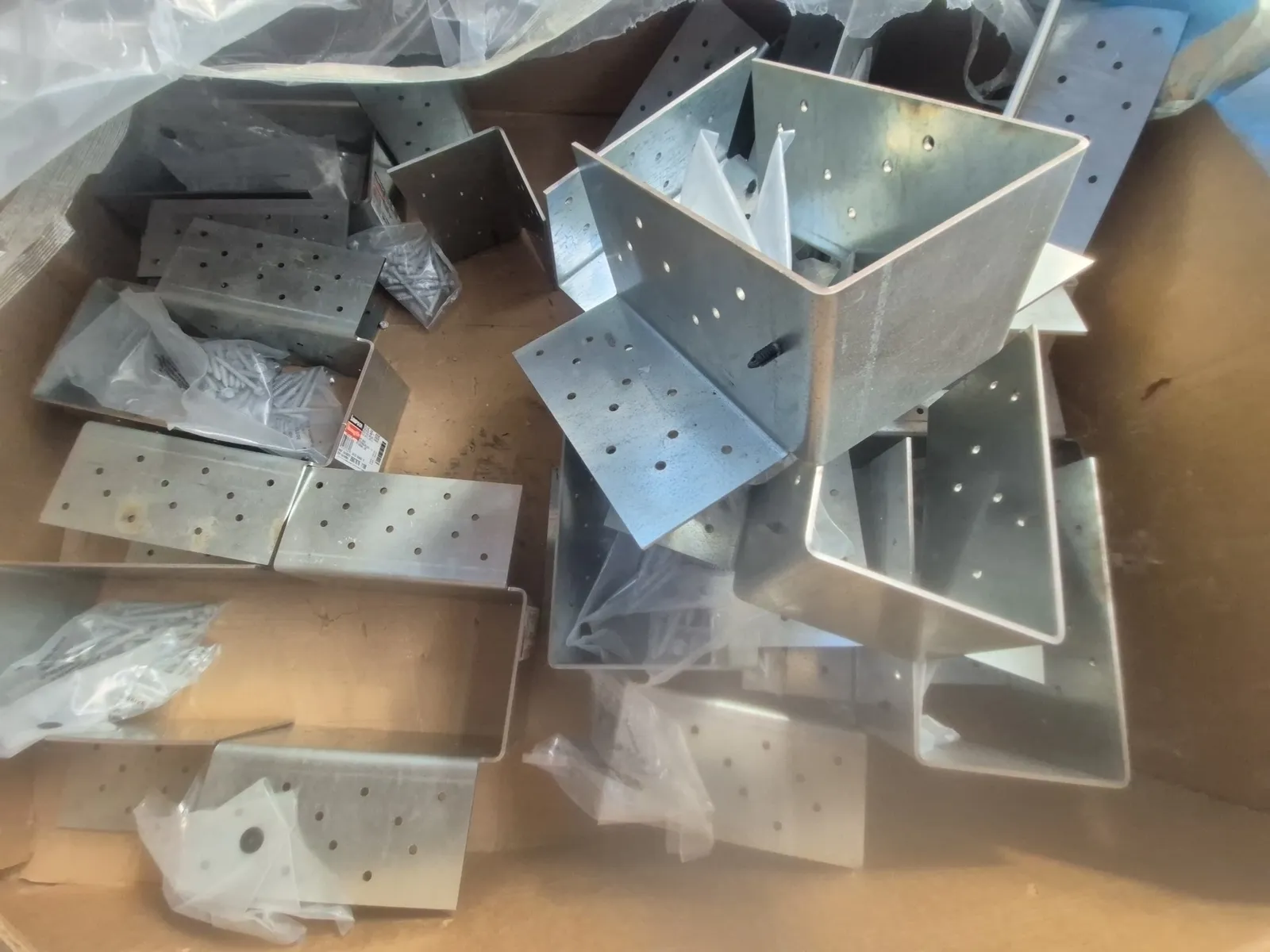 Contents Of Pallet: Assortment Of Simpson Strong-Tie CCQ Column Cap, photo 2 of 3