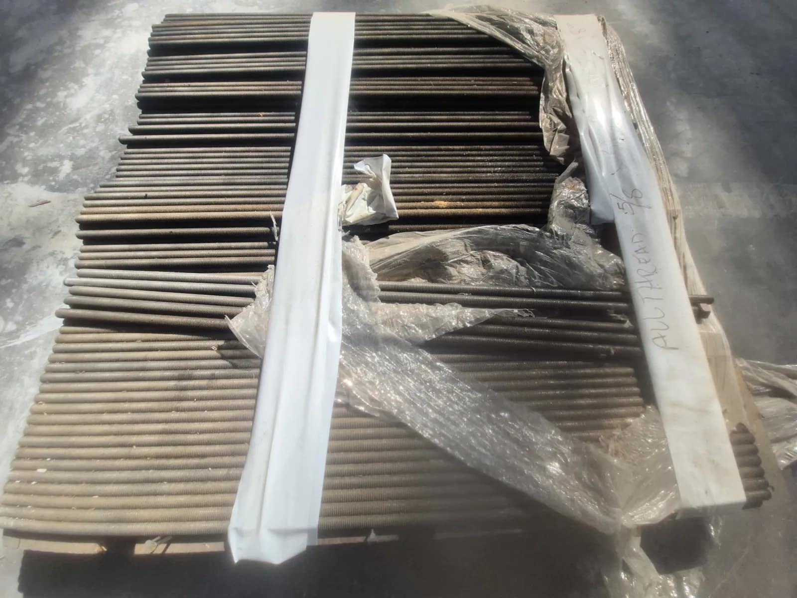 contents-of-pallet-assortment-of-all-thread-5-8x40-approximately-100-sticks-d76233
