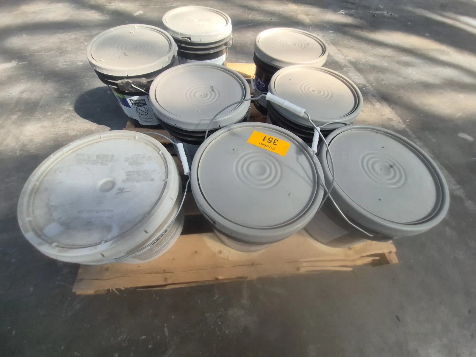 contents-of-pallet-assortment-of-tile-frp-adhesive-dc2134