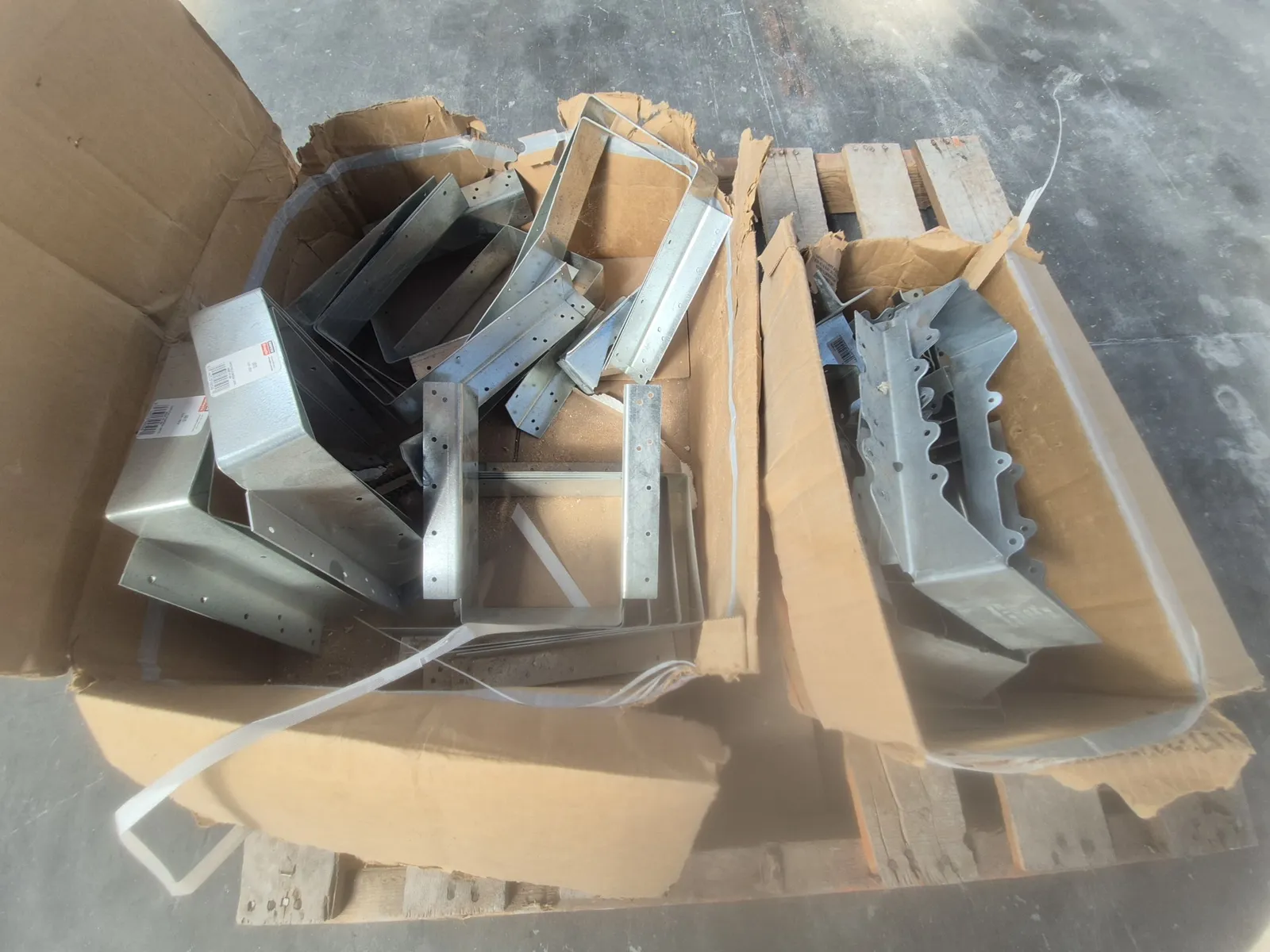 contents-of-pallet-assortment-of-galvanized-steel-framing-hardware-galvanized-face-mount-joist-hangers-mvh5gpsg