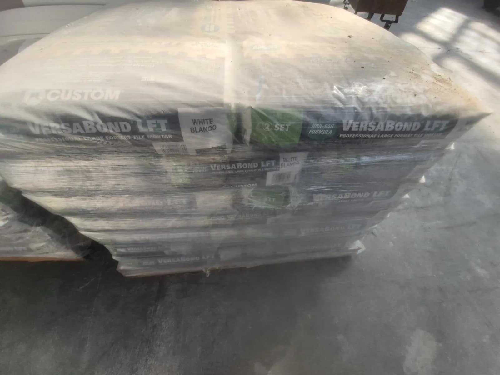 contents-of-pallet-approximately-30-bags-versabond-tile-mortar-mvh5qr10