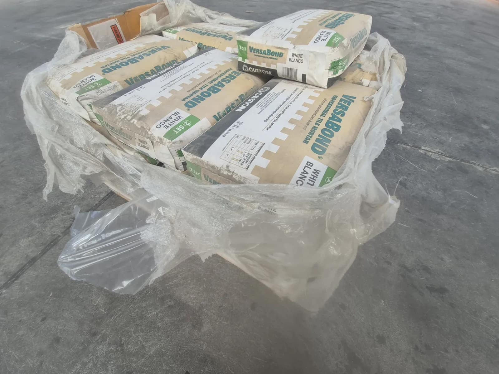 Content Of Pallet: Approximately (30) Bag - VersaBond, Tile Mortar, photo 2 of 3