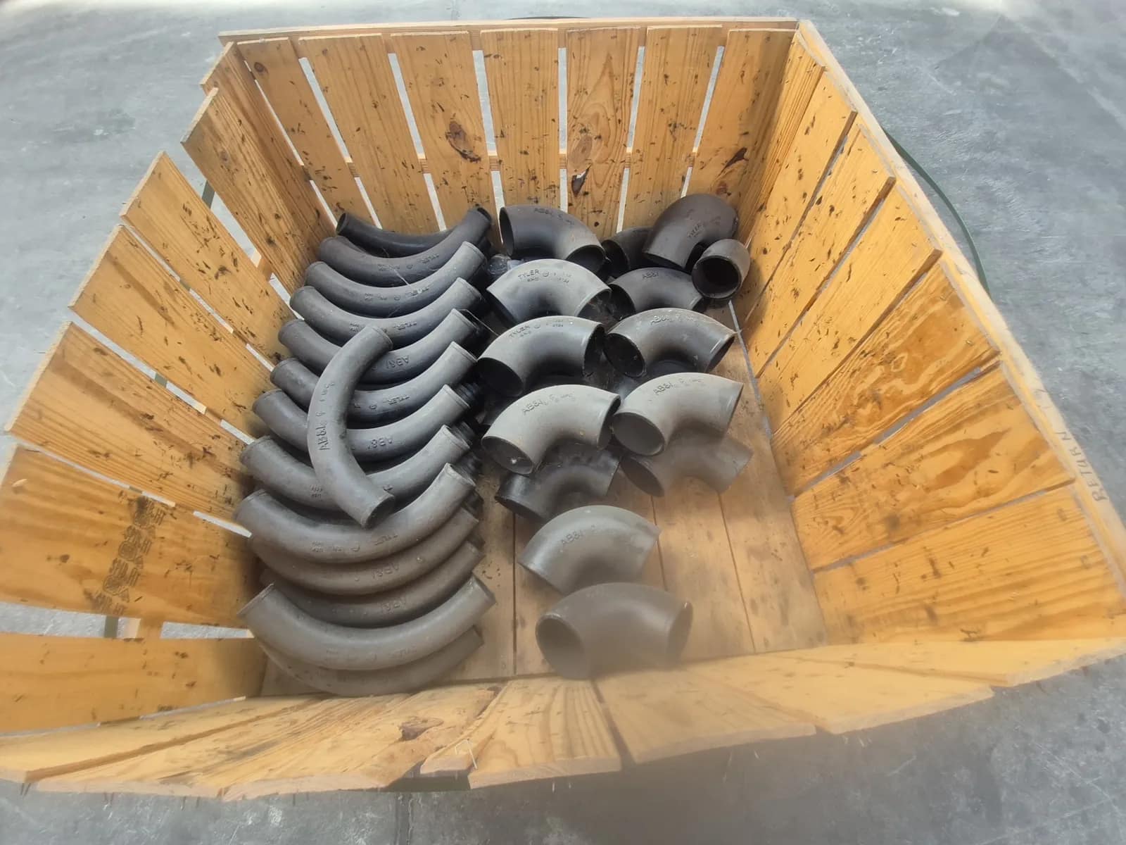 contents-of-pallet-assortment-of-cast-iron-no-hub-bend-941a80